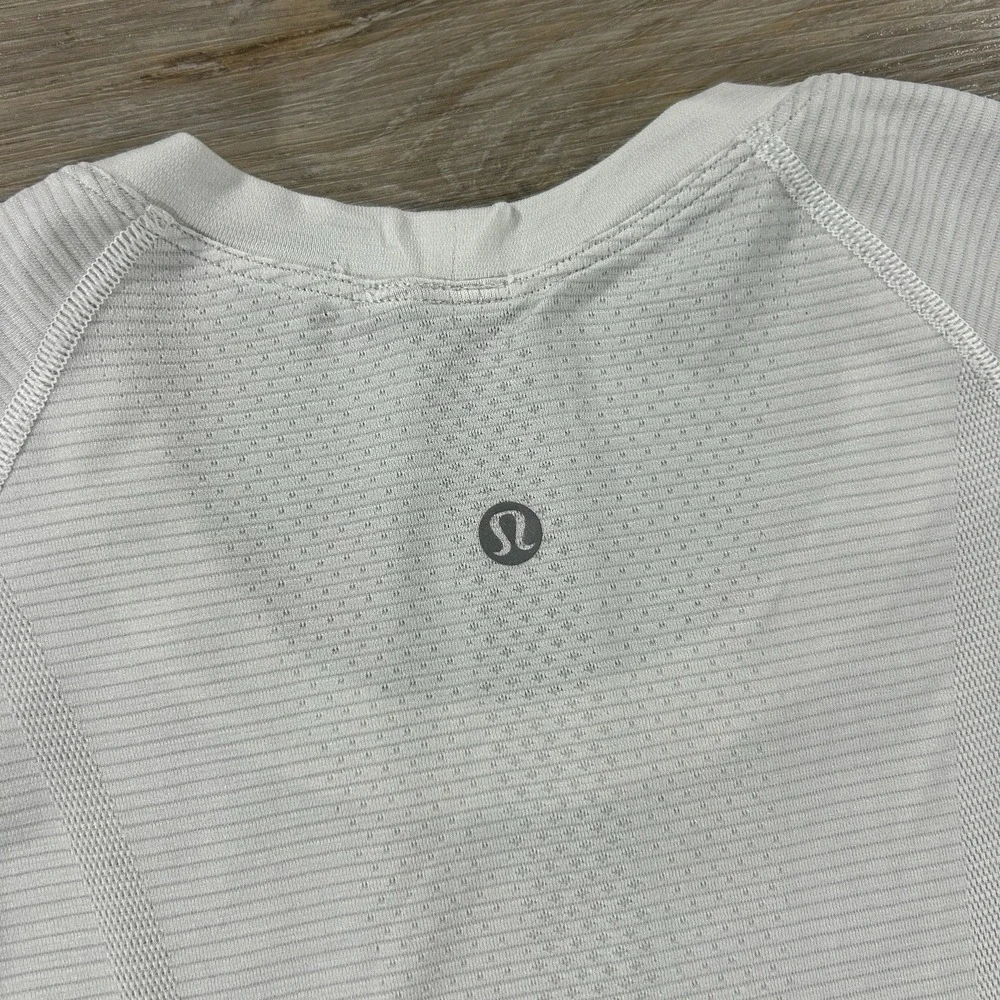 Lululemon Size 6 White Swiftly Tech Athletic Tee Short Sleeve Top Waist Length